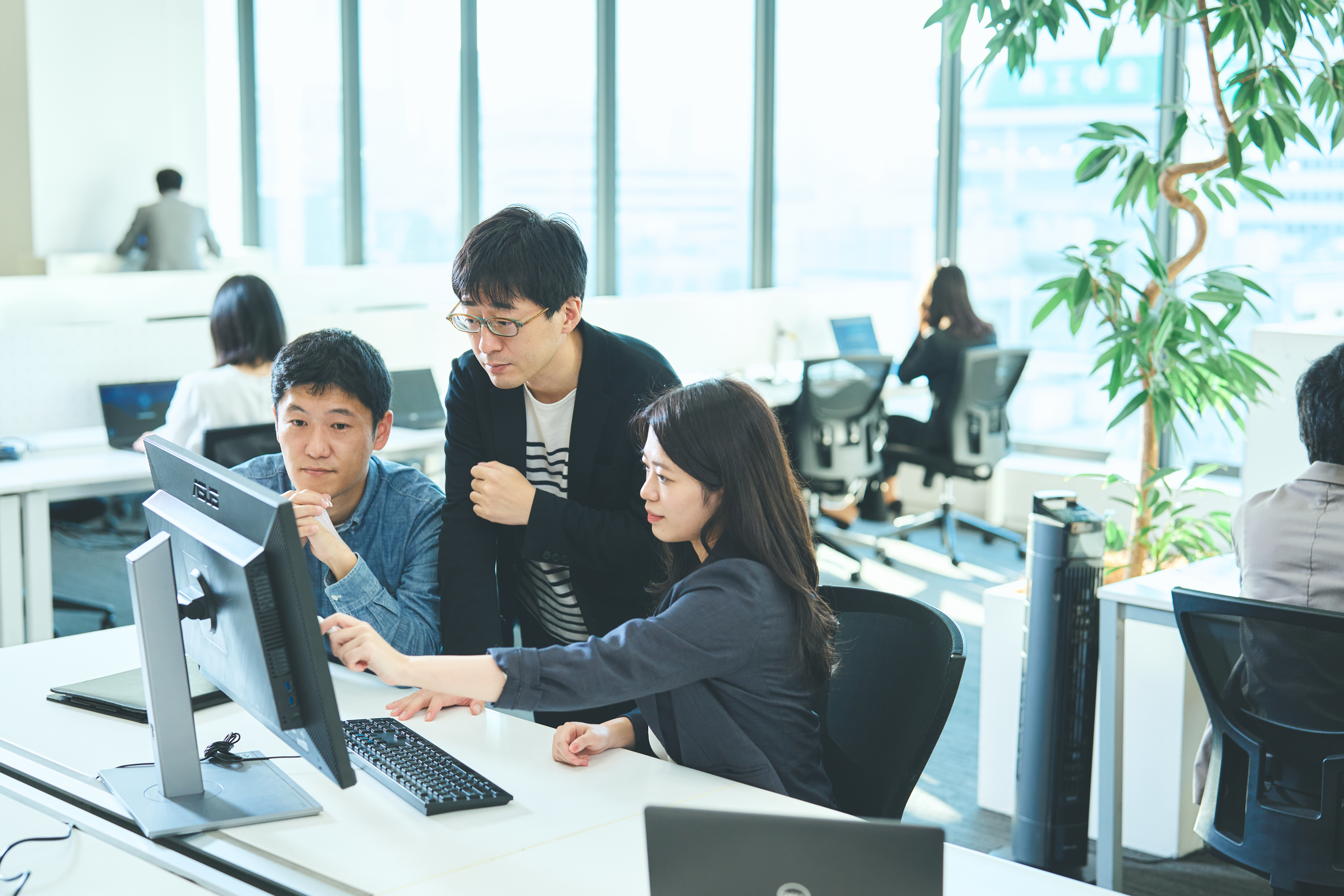 社員がモニターを見ながら議論している様子