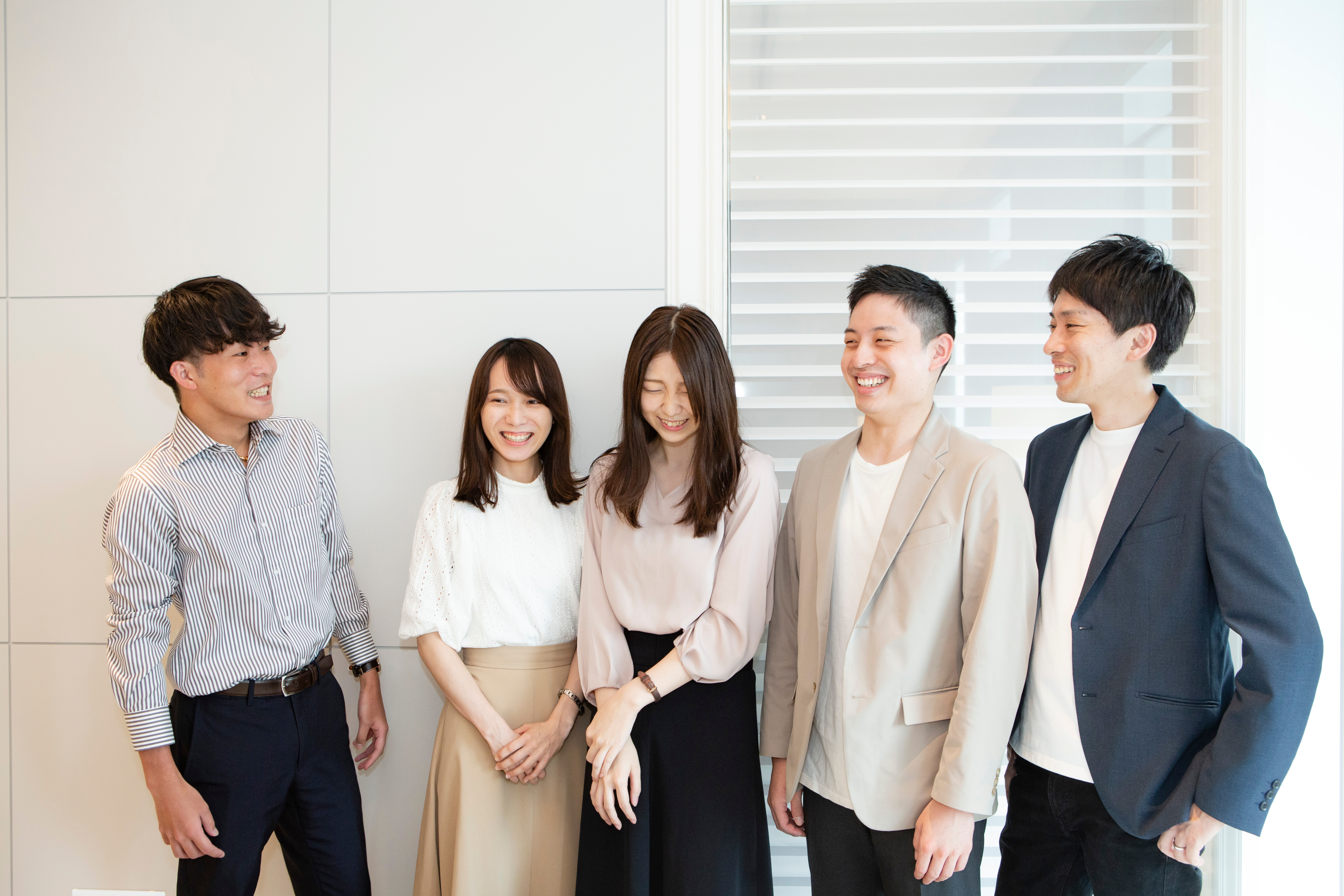 社員5名が雑残している様子